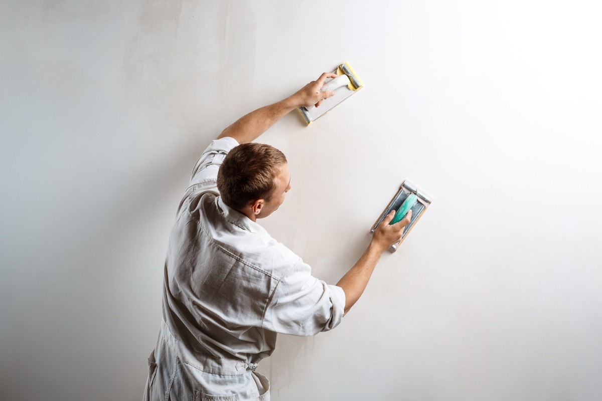 pintor profesional lija pared a dos manos