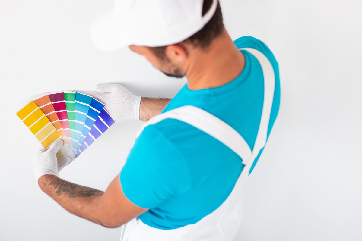 picado de pintor profesional con pantone de colores